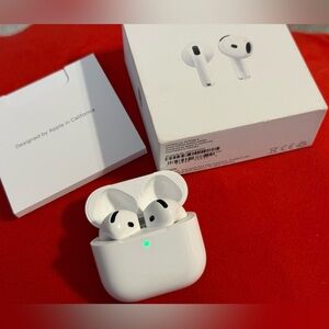 AirPods 4, NWOT